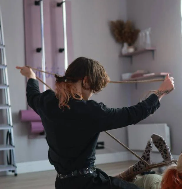 Ariana Ruža — preparing rope