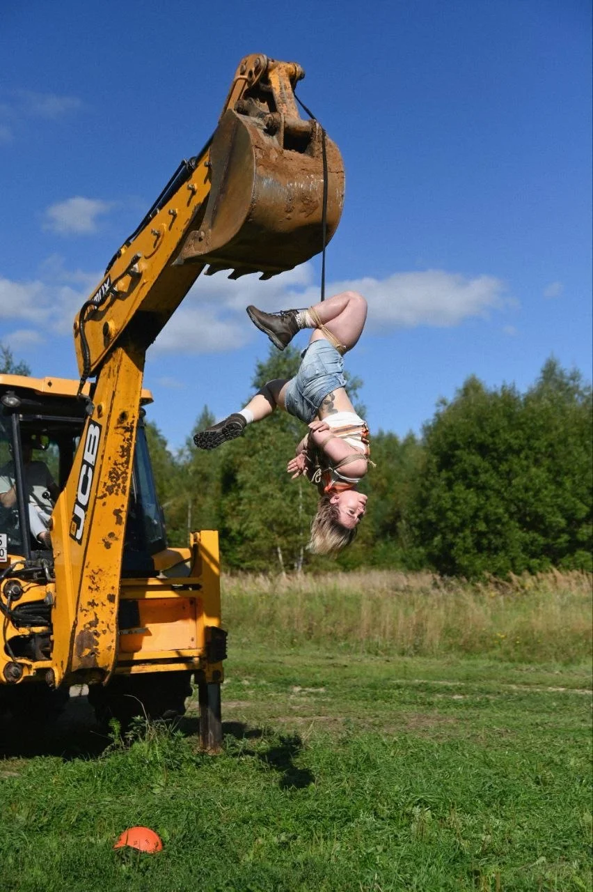 Nikolai Freerider — outdoor suspension with heavy machinery