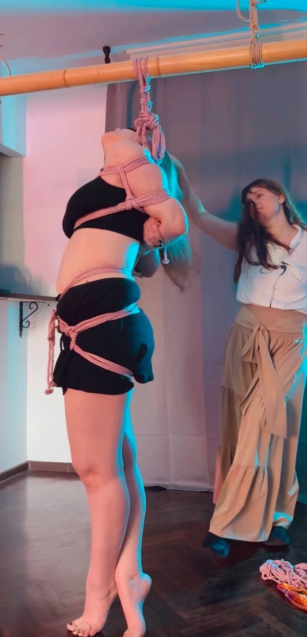 Vlada Vedmovskaya — suspension session