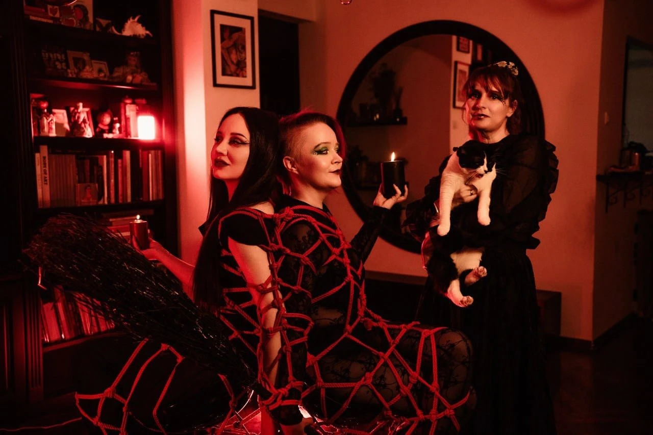 Vlada Vedmovskaya — with friends